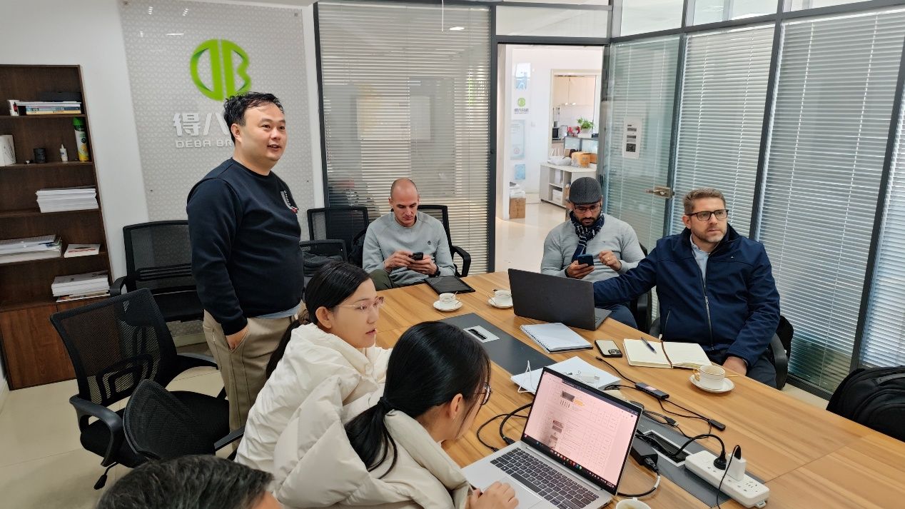 Paraguayanske kunder besøker Deba Brothers, godkjenner 12 000-purker grisefarmsplan og produktstyrke