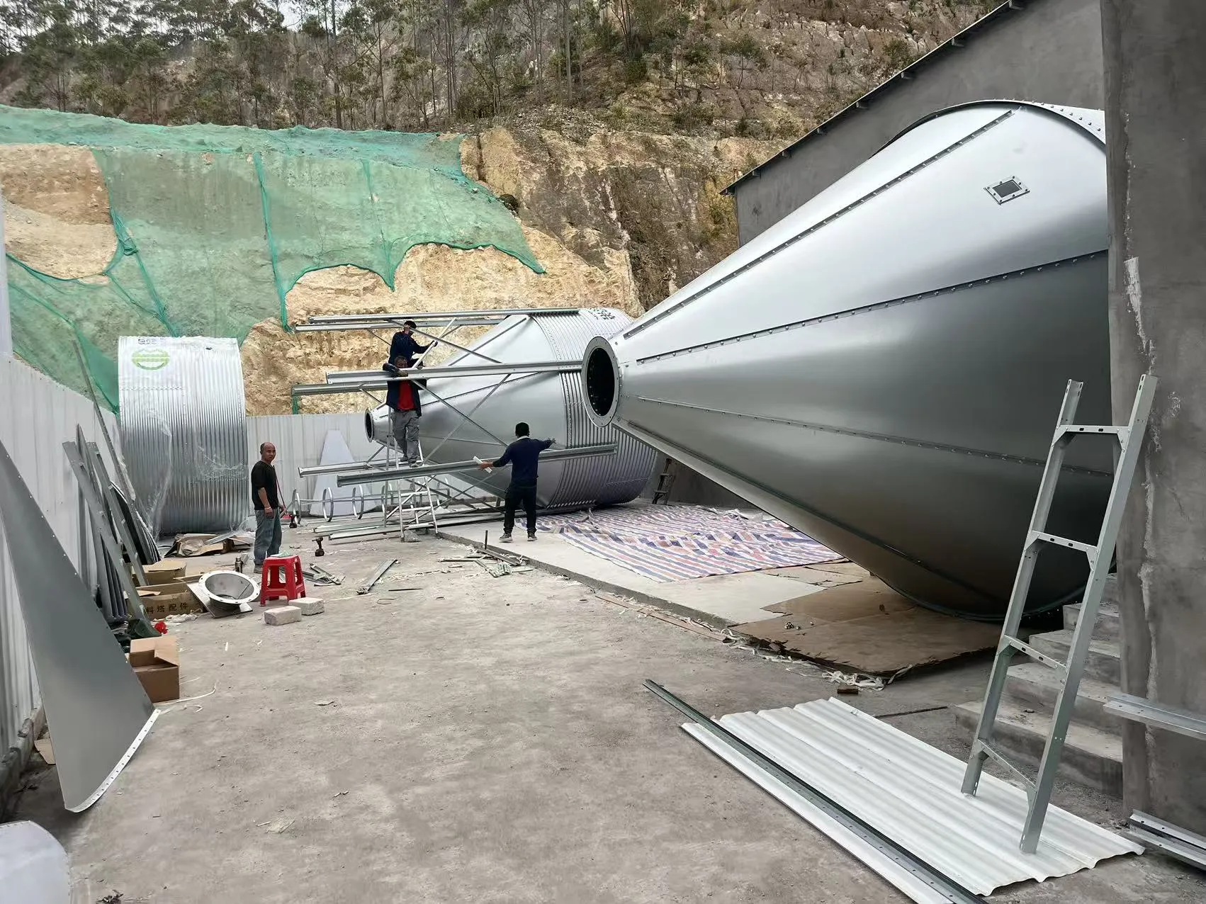 Debabrothers storskala grisefarmprosjekt i Guangdong under bygging med forventet kapasitet på 300 000 smågriser per år